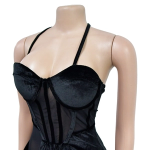Dettaglio del corsetto nero con coppe in velluto e inserti in rete velata trasparente