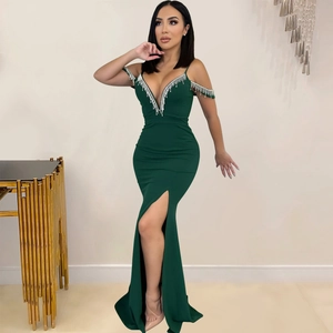 Détail de la robe de soirée vert foncé avec bretelles à franges en strass brillants