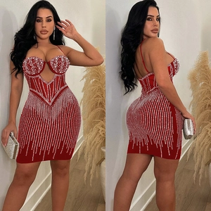 Mini robe moulante en tulle rouge avec strass argentés et décolleté en cœur