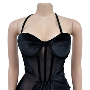 Dettaglio del corpetto in velluto con inserti in mesh trasparente e scollo all'americana