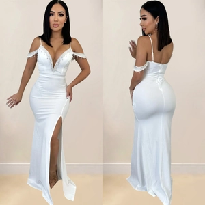 Détails d'une robe longue blanche avec franges en strass argentés et zip au dos