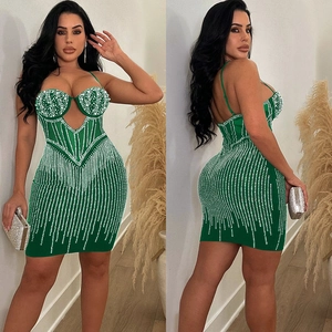 Mini-robe moulante vert émeraude élégante avec franges en strass et décolleté licou