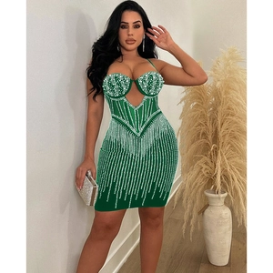 Détail de robe en mesh vert foncé avec rayures strass et structure corset baleinée