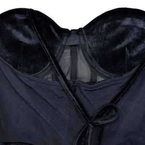 Dettaglio dello scollo a cuore in velluto con inserti in mesh e cerniera invisibile