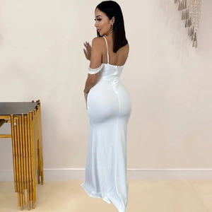 Détail de la robe de soirée blanche avec franges en strass argentés et zip au dos nu