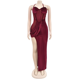 Dettaglio abito halter in velluto bordeaux con corpetto a corsetto e spacco alto