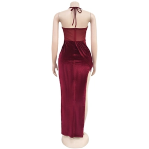 Dettaglio dell'abito da sera bordeaux con retro in mesh e gonna in velluto con spacco