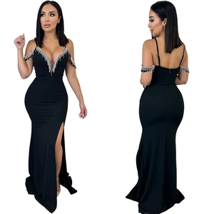 Détail du décolleté en V avec strass à franges argentées sur la robe de soirée noire
