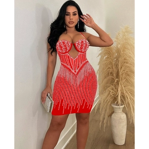 Détail de la mini-robe en tulle rouge avec strass blancs et design bustier ajouré