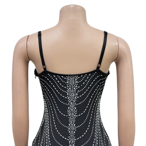 Dettaglio dell'abito corto in mesh nero con strass scintillanti e spalline sottili