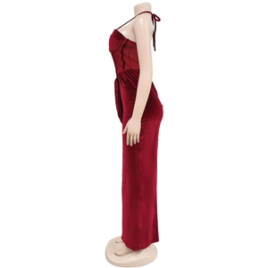Dettaglio dell'abito halter in velluto rosso con inserti in rete e spacco laterale alto