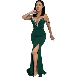 Robe de soirée vert foncé avec décolleté plongeant, franges strass et fente latérale