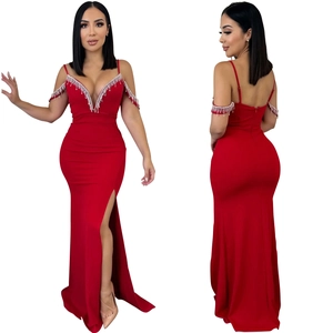 Détail de la robe de soirée rouge avec franges argentées et fente haute sexy