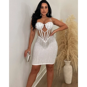 Détail de la robe corset blanche avec broderies de perles et de franges scintillantes