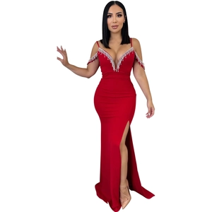 Détail de la robe longue rouge avec décolleté en V profond et bordure à franges