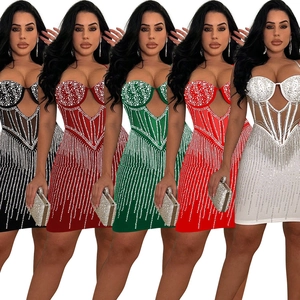 Détail de franges en strass et structure corset sur mini-robes en résille de cinq couleurs