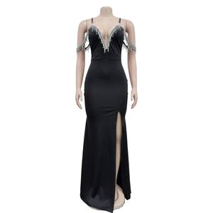 Détail d'une robe noire élégante avec col en V profond et pompons en strass argentés brillants