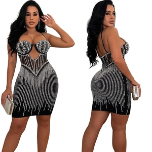 Détails de mini-robe corset noire avec empiècements en résille et franges de strass brillants
