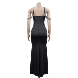 Détail d'une robe sirène noire avec franges en strass et fermeture éclair invisible au dos