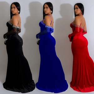 Détails des robes de soirée en velours à strass en noir, bleu et rouge avec gants