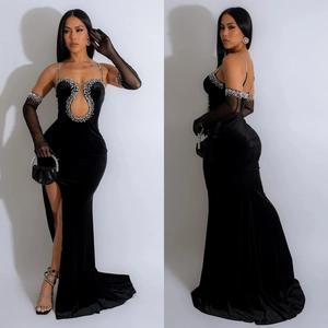 Robe de soirée élégante en velours noir avec découpes en strass et gants assortis