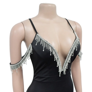 Détail du décolleté en V profond avec des franges de strass sur une robe noire ajustée