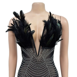 Detailansicht des schwarzen Mesh-Bodys mit Federn und glitzerndem Silber-Paillettenmuster