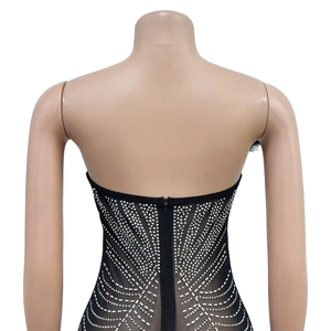 Details des schwarzen Netz-Bodysuits mit silbernen Strasssteinen und Reißverschluss
