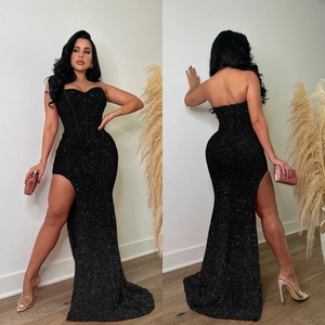 Elegante abito da sera nero con paillettes, corpetto a corsetto e spacco laterale alto