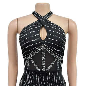 Détail de la robe licou noire avec motifs en strass et empiècements en maille transparente