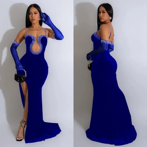 Robe de soirée élégante en velours bleu roi avec découpe strass et fente haute