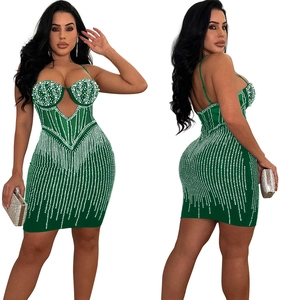 Vues avant et arrière d'une mini robe vert foncé avec franges en strass et détail ajouré
