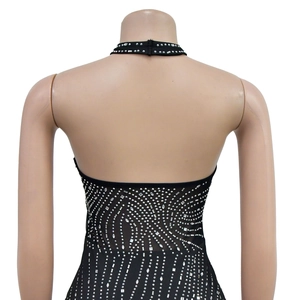 Détails des strass scintillants au dos de la robe dos nu noire en tissu semi-transparent