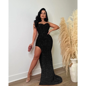 Elegante abito da sera nero con paillettes senza spalline con spacco alto e taglio a sirena