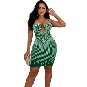 Détails de la robe de soirée vert foncé avec strass et perles sur la zone de la poitrine