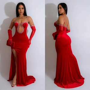 Robe de soirée élégante en velours rouge bustier avec strass et longs gants assortis