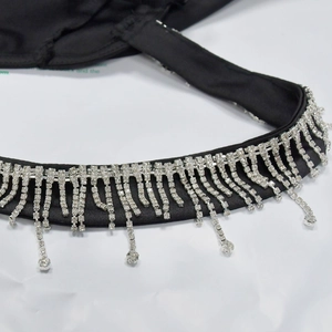 Détail d'une bande en tissu noir avec des franges élégantes en strass brillants