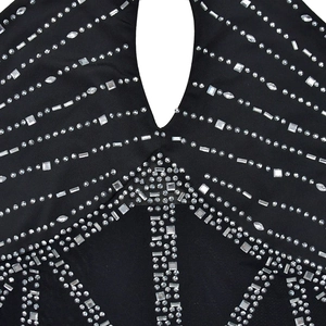 Détail de la robe noire dos nu avec strass étincelants et découpe en forme de larme