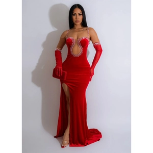 Détail d'une robe en velours rouge avec découpes en strass et gants longs assortis