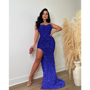 Dettaglio del corpetto a corsetto blu reale con paillettes e stecche di supporto rigide