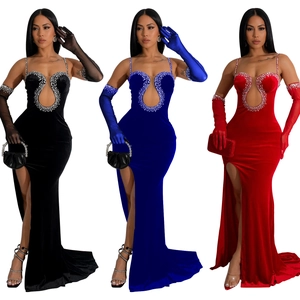 Détail de la robe de soirée en velours avec décolleté en U orné de strass scintillants