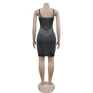 Vue arrière d'une mini-robe moulante en mesh avec strass argentés et bretelles