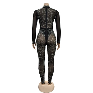 Détail d'un body en maille noire avec strass scintillants et fermeture éclair au dos