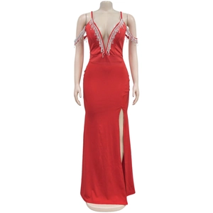 Détail de robe rouge à décolleté en V avec franges en strass et fente haute sexy