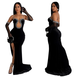 Détail de robe de soirée en velours noir avec strass, col en U et gants assortis