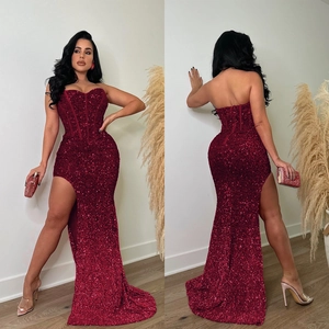 Elegante abito da sera in paillettes bordeaux con spacco alto e strascico a sirena