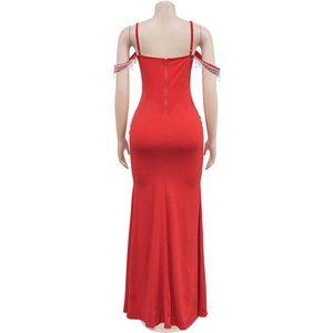 Vue arrière d'une robe rouge ajustée avec épaules à franges perlées et fermeture éclair