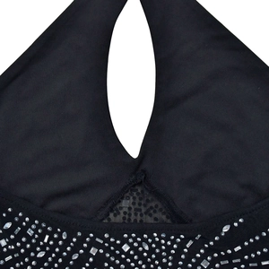 Détail du décolleté licou avec motifs en strass et empiècements en résille transparente