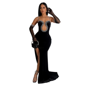 Détail de la robe en velours noir avec bordure en strass et découpes élégantes