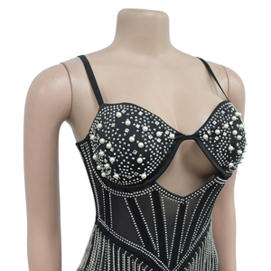 Détail de la robe de soirée noire avec perles, strass et structure corset baleinée